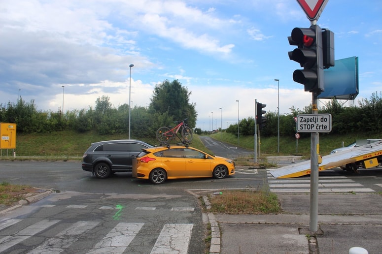 Glavna fotografija članka:(FOTO) Kdo je v križišče zapeljal pri rdeči luči? Policija prosi za pomoč pri razjasnitvi prometne nesreče