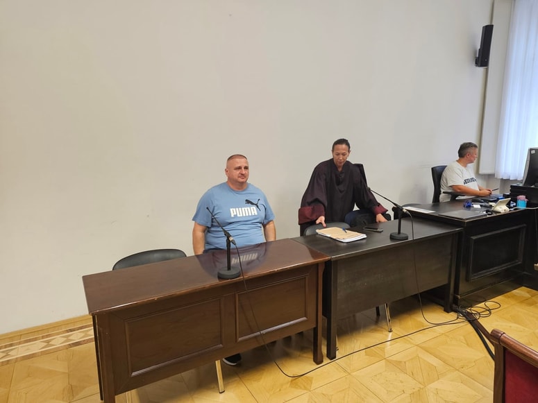 Sead Tiganj in njegova odvetnica Mirjana Kožuh na ljubljanskem okrožnem sodišču. 