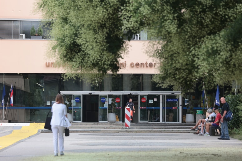 Žena in otroka pokojnega, ki sta bila ob njegovi smrti mladoletna, zahtevajo okoli 120.000 evrov odškodnine. 