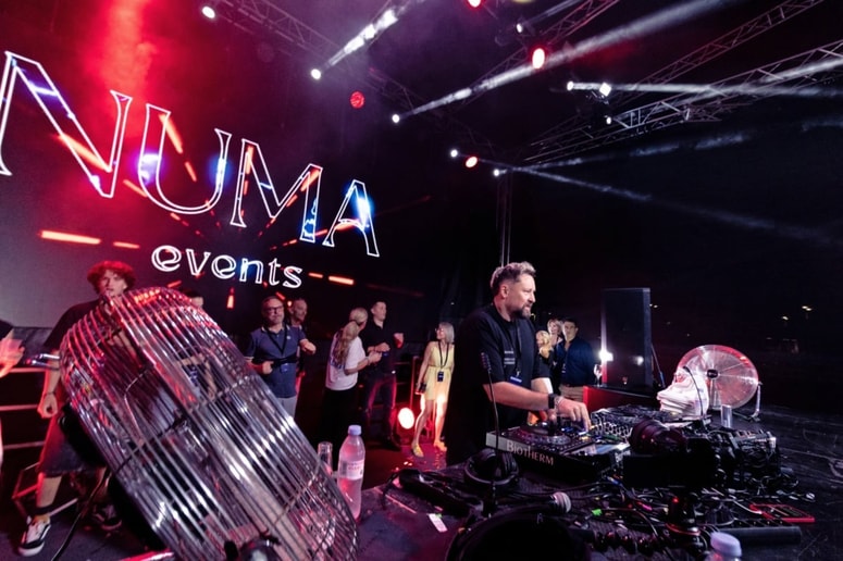 DJ Umek je postregel z zrelim in brezkompromisnim setom, ki je publiko držal v pogonu. 

