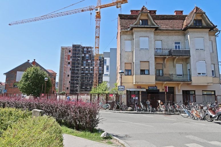 Levo stavbo od onkološkega oddelka je država odkupila, desne v Masarykovi 18 pa ne, čeprav so jim odkup sprva ponujali in stavbo dali tudi oceniti.
