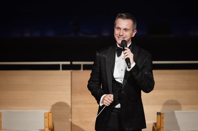 “Vsake toliko izpustim dirigentsko paličico. Ko sem v elementu, preprosto poleti.”