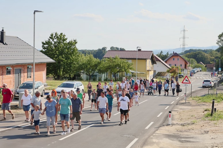 Na novo cesto skozi Zimico so krajani dolgo čakali. 