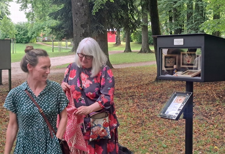 Galerijo Frida v parku Ravne sta odprli Zlatka Strgar, ki jo je zasnovala, in Tjaša Rener, ki jo je darovala.