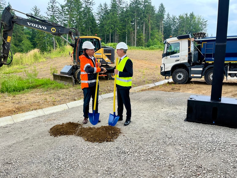 S slovesnostjo, ki se je je udeležil premier Robert Golob, so pričeli dela na najzahtevnejšem delu tretje razvojne osi. Na posnetku skupaj s predsednikom uprave Darsa Andrejem Ribičem 