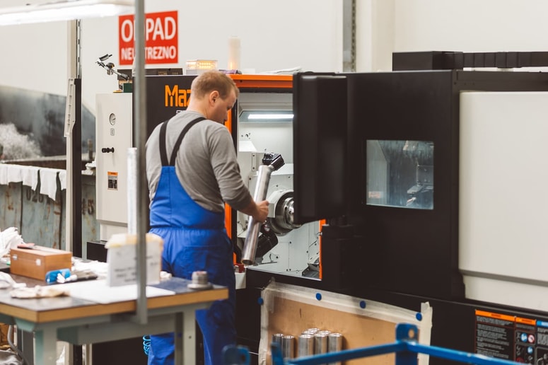 Glavna fotografija članka:Vroča delovna mesta: Do 2500 evrov bruto plače za delo ob stroju ali na gradbišču. Koliko ponujajo monterjem?