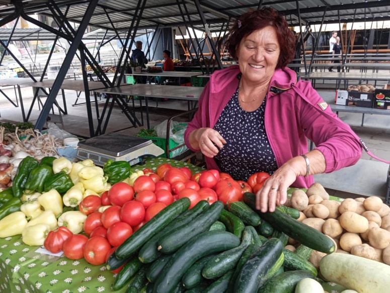 Anica Horvat s svojo poletno bero: solatne kumare, domač paradižnik, paprika, krompir, česen ... 