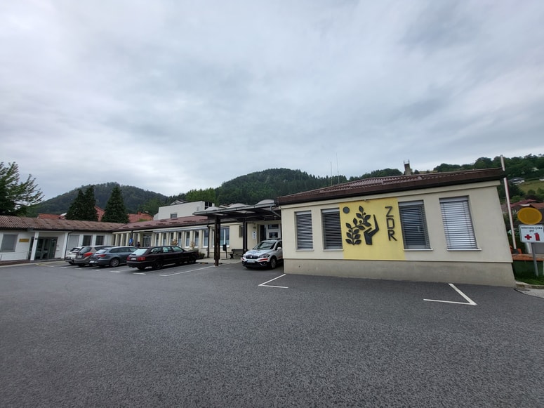 V ZD Radlje ob Dravi se soočajo s pomanjkanjem prostorov za kvalitetno in primerno izvajanje svoje dejavnosti, ki je še posebej izrazita in pereča v zgradbi v Radljah.