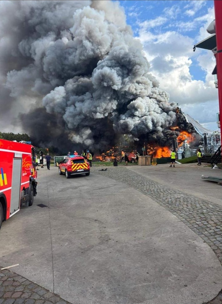 Glavna fotografija članka:(FOTO in VIDEO) Glavni oder svetovno znanega festivala Tomorrowland dva dni pred pričetkom zajel velik požar