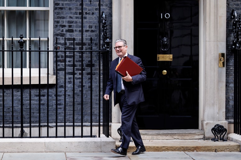 Premier Starmer je ukrepal proti svojim poslancem. 