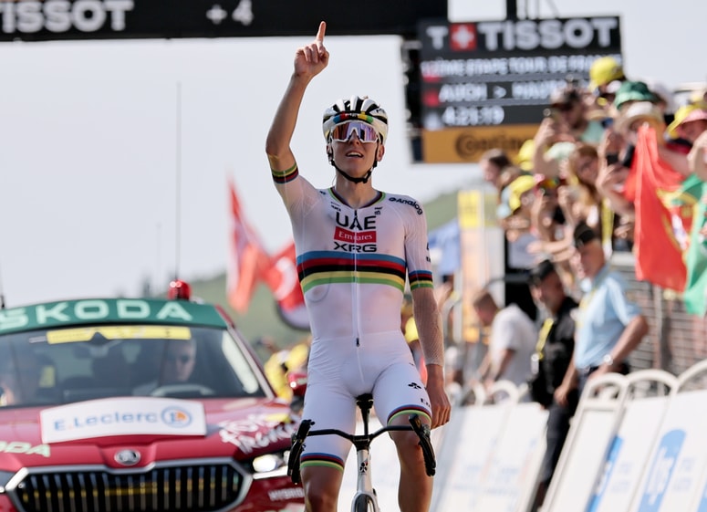 Glavna fotografija članka:Emirati na misiji nemogoče: Se Tadeju Pogačarju nasmiha kar pet mavričastih majic?