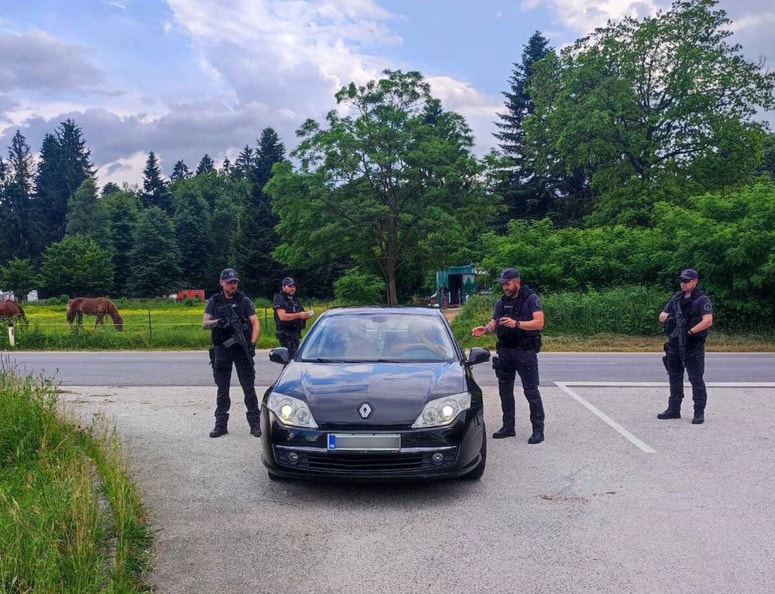 Glavna fotografija članka:(FOTO) Po prijavi o grožnjah in streljanju v hišni preiskavi pri 32-letniku našli dve zračni puški in 78 nabojev