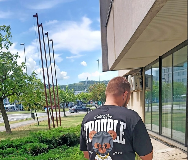 Ko so policisti Alena Filića obvladali, so ga reševalci odpeljali v psihiatrično bolnišnico. 