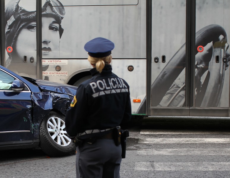 Policisti roparja še iščejo.