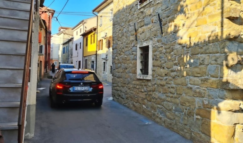 Tujci kljub jasnim obvestilnim tablam množično silijo čez Korte v iskanju bližnjice do mejnega prehoda v Dragonji.