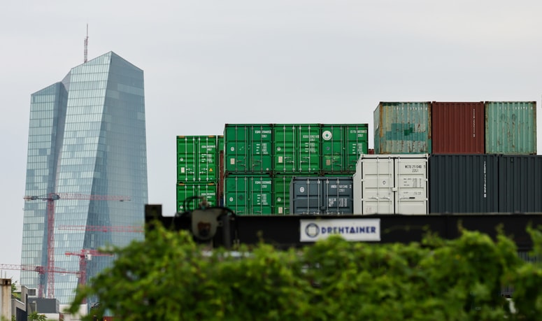 Italijanski in francoski javni dolg krepko presegata 100 odstotkov BDP, ampak sedaj očitno to nikogar nič več ne skrbi. 