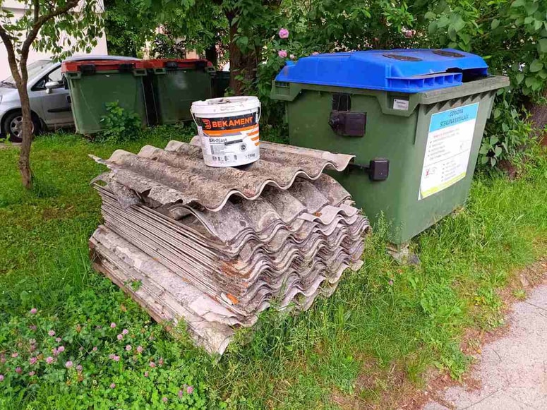 Med zabojniki za smeti v blokovskem naselju v Slovenski Bistrici so se znašle odpadne salonitne plošče z azbestom. 