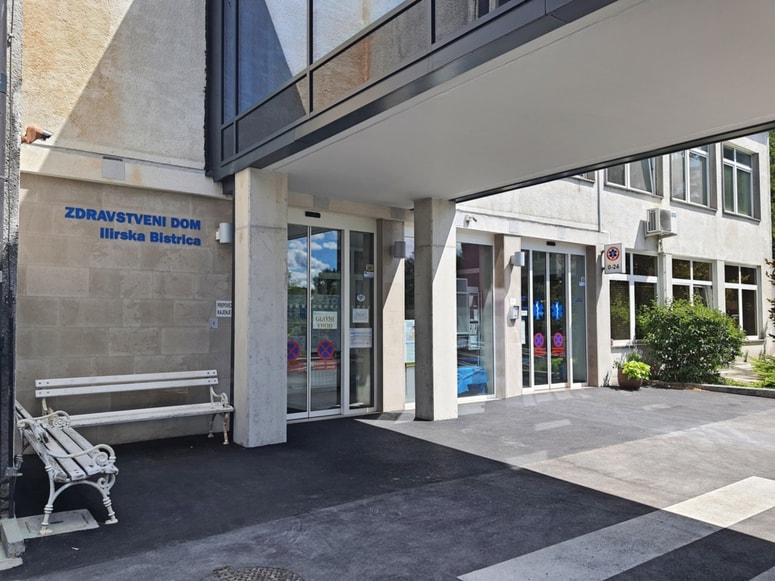 Osebje bistriške urgence je v petek popoldne doživelo neprijetno izkušnjo. 57-letniku po padcu s kolesom oskrbeli rane, nato pa jih je začel žaliti in jim groziti.