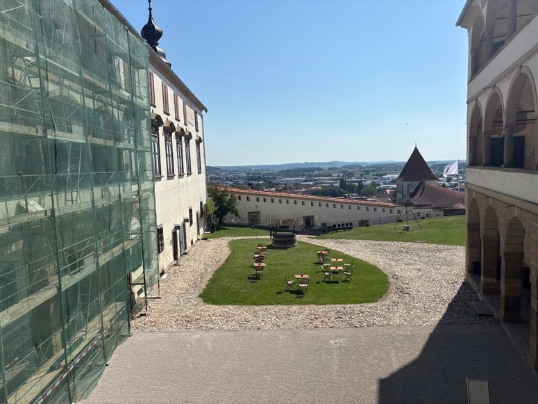 Grajska kavarna je odprla svoja vrata, ko je na grajskem dvorišču zaživel letni kino. 