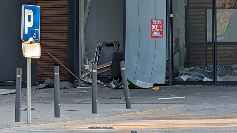 Glavna fotografija članka:(FOTO) Nepridipravi na Pobrežju razstrelili bankomat, nameščen ob vhodu v trgovski center