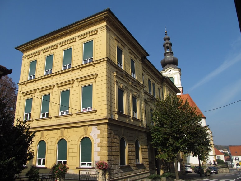 Stara šolska zgradba daje podobo staremu trškemu jedru v mestnem središču.
