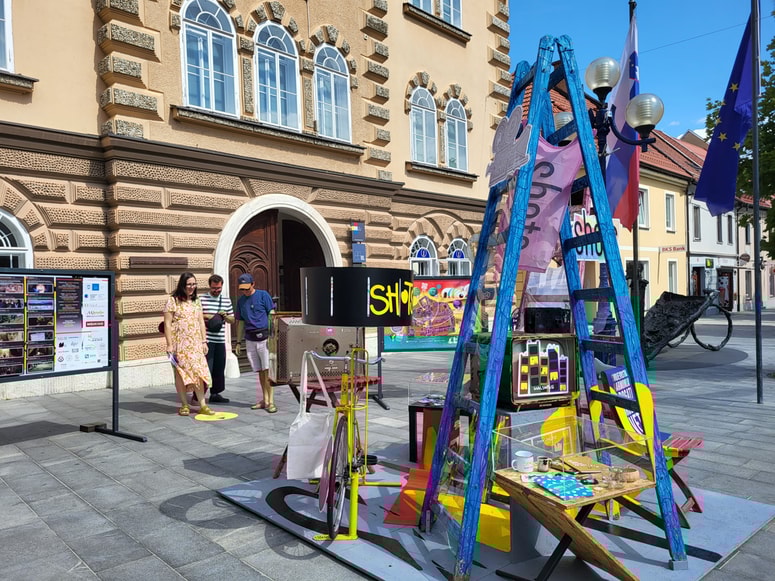 Po mestnem jedru so tako že namestili različne talne nalepke, ki spominjajo na to, da so bili petkrat uvrščeni med sto najbolje ocenjenih filmskih festivalov na svetu.