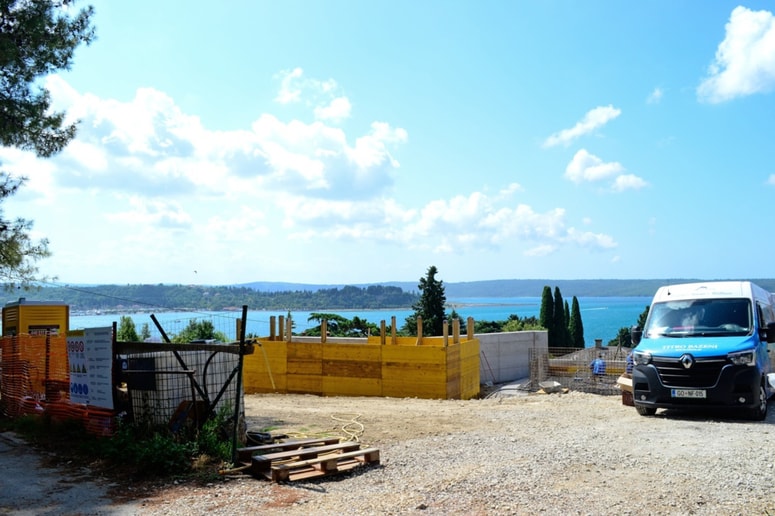 Investitor je na podlagi izdanega gradbenega dovoljenja že začel graditi hišo z bazenom.