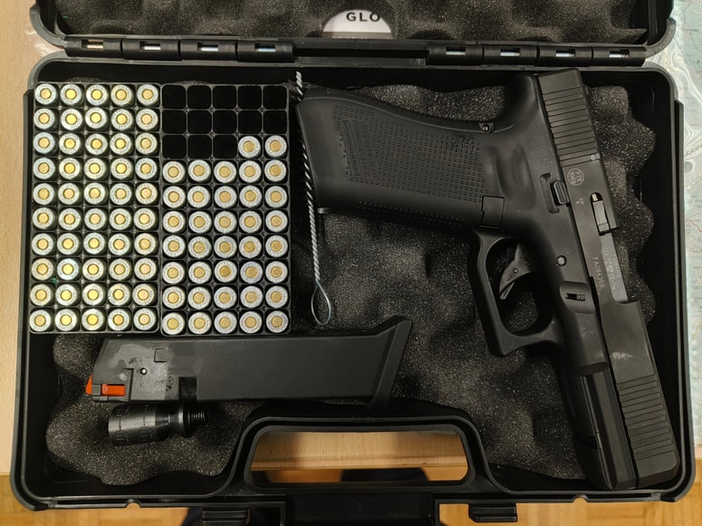 Zasežena pištola s plinskimi naboji.