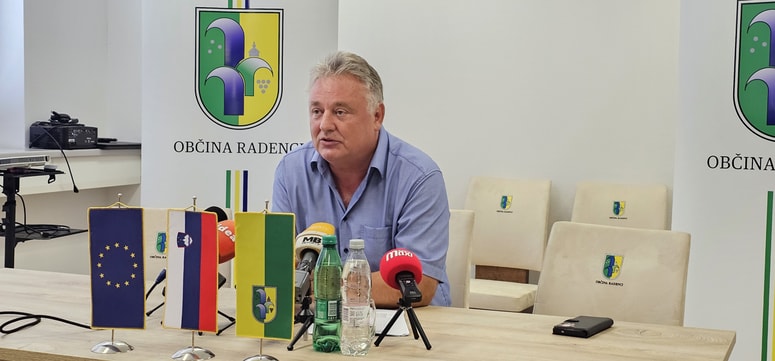 Radenski župan je tiskovno konferenco namenil kritiki poslovanja gornjeradgonskega zdravstvenega doma, kjer je njegova občina druga največja ustanoviteljica. 