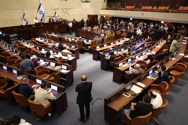 71 poslancev 121-članskega kneseta je podprlo poziv. 