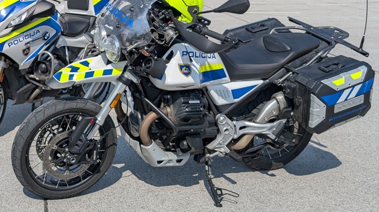 Glavna fotografija članka:Voznica z avtomobilom trčila v policista na motorju. Hudo poškodovanega morali s helikopterjem odpeljati v bolnišnico