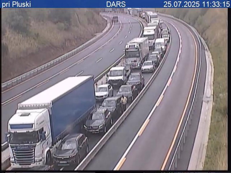 Glavna fotografija članka:Slovenski tovornjakar trčil v lamborghini, ki ga je vozil Avstrijec, v varovalno ograjo in še v tovorno vozilo iz BiH