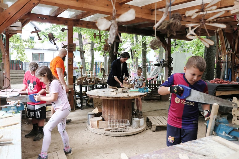 Doživljajsko igrišče je zastavljeno tako, da si otroci sami izberejo, kar želijo početi. 