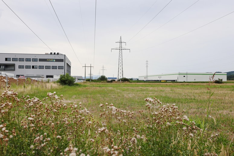 Na okoli pet hektarjev velikem zemljišču ob avtocesti v Hočah načrtujejo parkirišča za tovornjake, servisne dejavnosti, sanitarije s tuši in tudi prenočišča z restavracijo. 