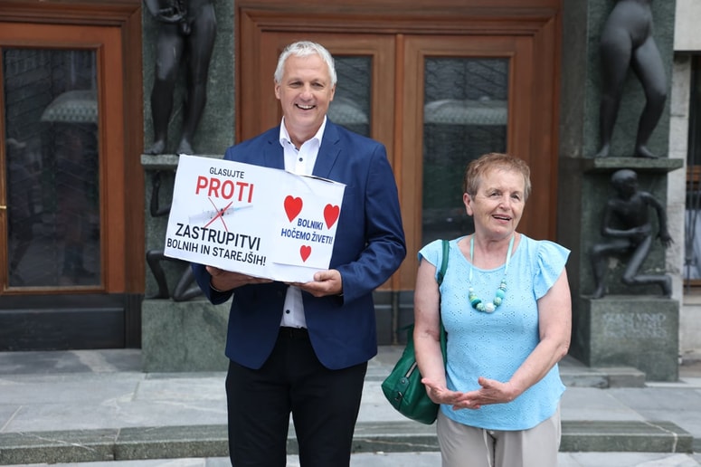 Prvopodpisana Aleš Primc in Milena Miklavčič 