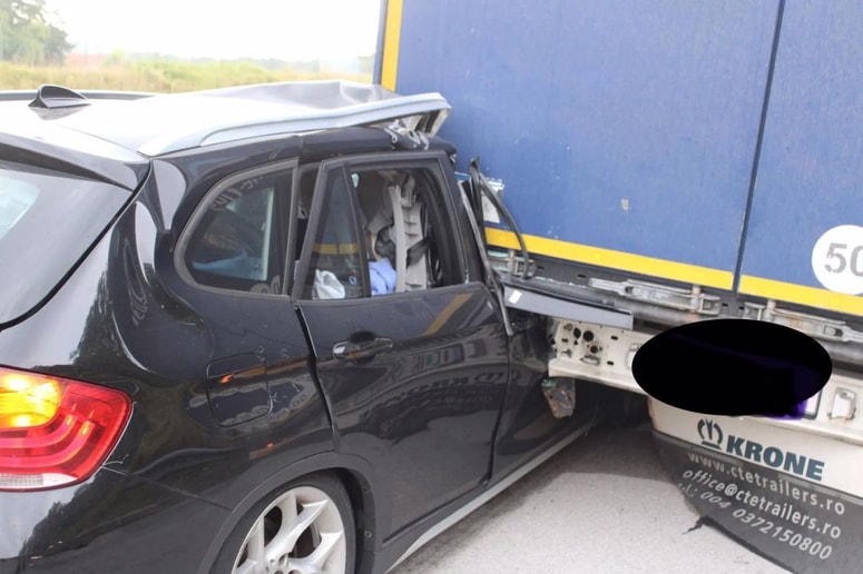 Glavna fotografija članka:(FOTO) Avto se je zaril pod tovornjak