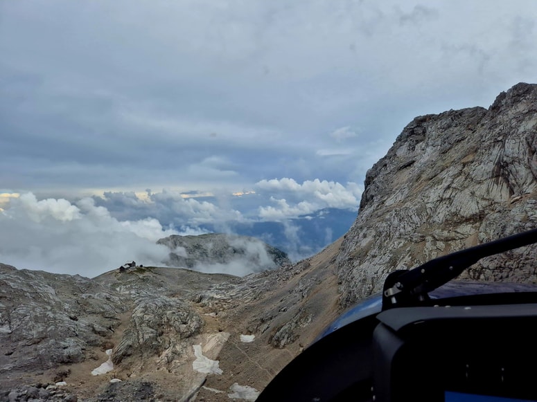 Glavna fotografija članka:Pogrešanega pohodnika na območju Triglava našli mrtvega. Iskalno akcijo oteževalo slabo vreme