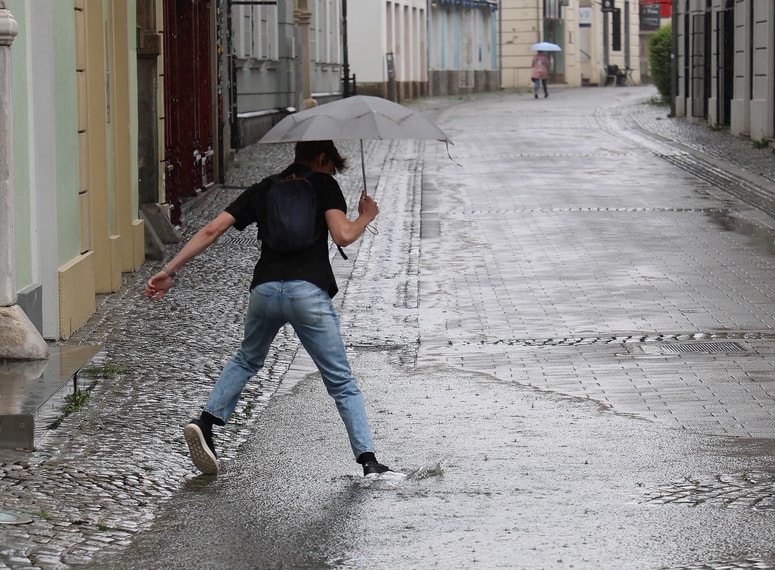 Glavna fotografija članka:Arso napoveduje močne nalive in možnost poplav ter zastoje na cestah