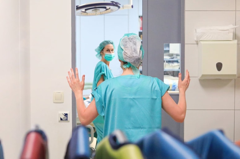 Tudi pri nepokretnih bolnikih, ki bi v Sloveniji nadaljevali bolnišnično zdravljenje, prevoz v domovino ostaja strošek posameznika ali njegovih svojcev.