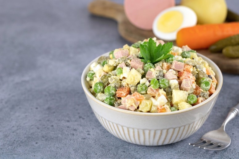 Majoneza seveda predstavlja srce klasične francoske solate, a z njo lahko malce eksperimentirate. 