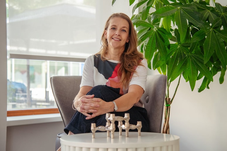 "Mislim, da je tolmačenje na splošno zanimivo delo, ki je vedno nekako povezano s tem, da nekam greš, delaš z ljudmi, vidiš ali doživiš stvari, ki jih sicer verjetno ne bi," pravi Lea Burjan. 