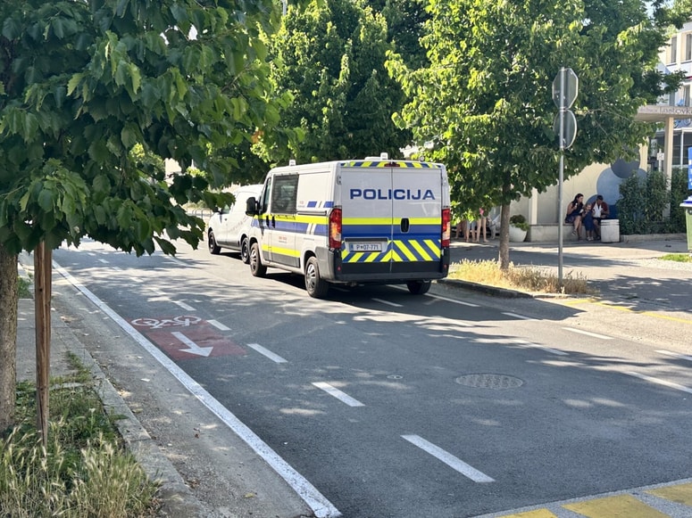 V Mariboru se je zgodil prizor, ki bi bil na prvi pogled lahko vir tistih vicev, ki to niso: "Kaj žene policista na kolesarsko stezo? Sladoled!" 