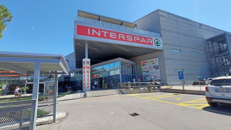 45-letnica naj bi bila letos trikrat kradla v koprski drogeriji. Prepoznal jo je prodajalec. 