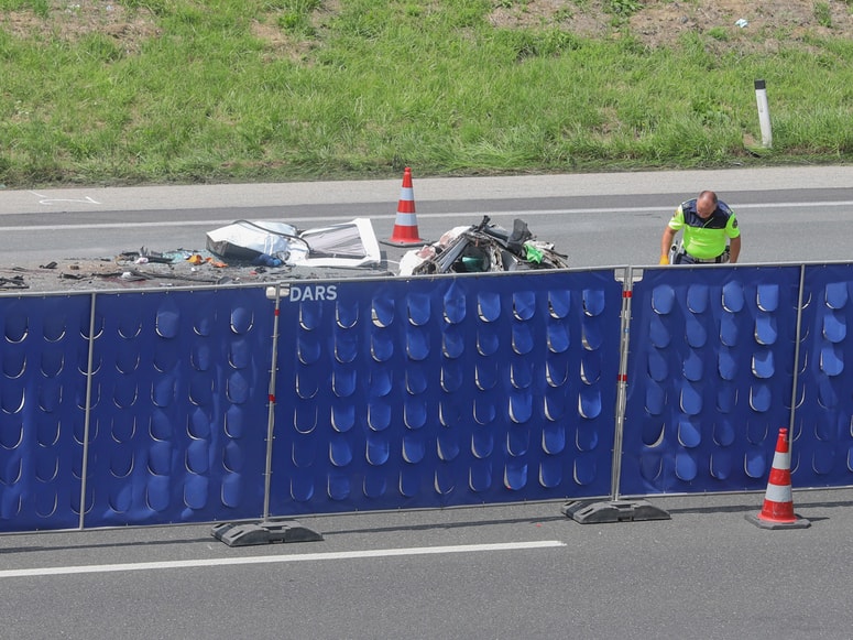 Glavna fotografija članka:Znana je identiteta žrtev včerajšnjega trčenja na štajerski avtocesti, v katerem je življenje izgubilo pet oseb