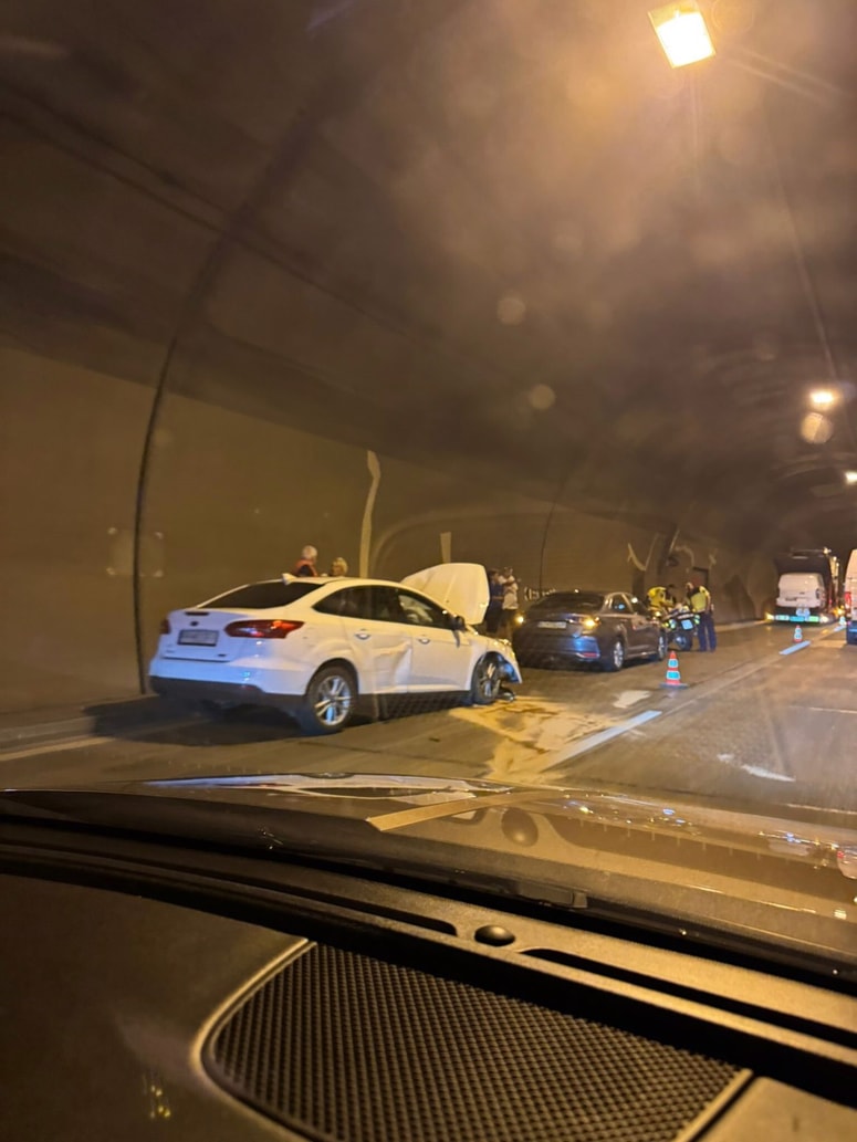 Posledice prometne nesreče v predoru Dekani