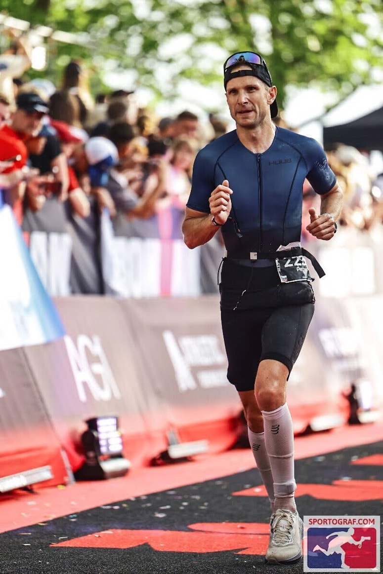 Peter Mertelj je moral med preizkušnjo preteči tudi maraton. 