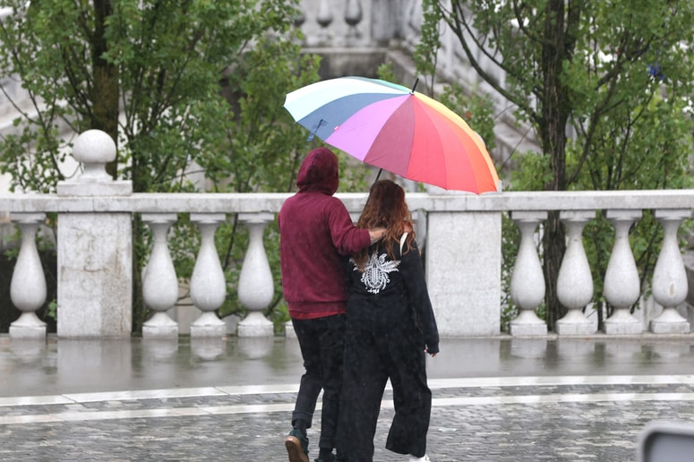 Popoldne bodo še nastajale plohe in nevihte.