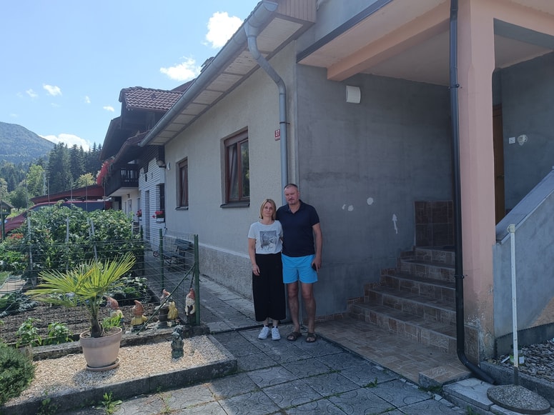 Hiša šestčlanske družine Irmančnik je edina v naselju, ki je tako nizka, da je imela poplavljeno večino stanovanjskega dela hiše. 