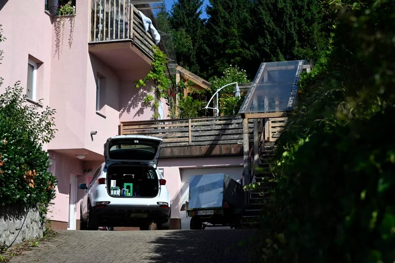 Hiša, kjer je 81-letnik streljal na 40-letnika in ga hudo ranil. 