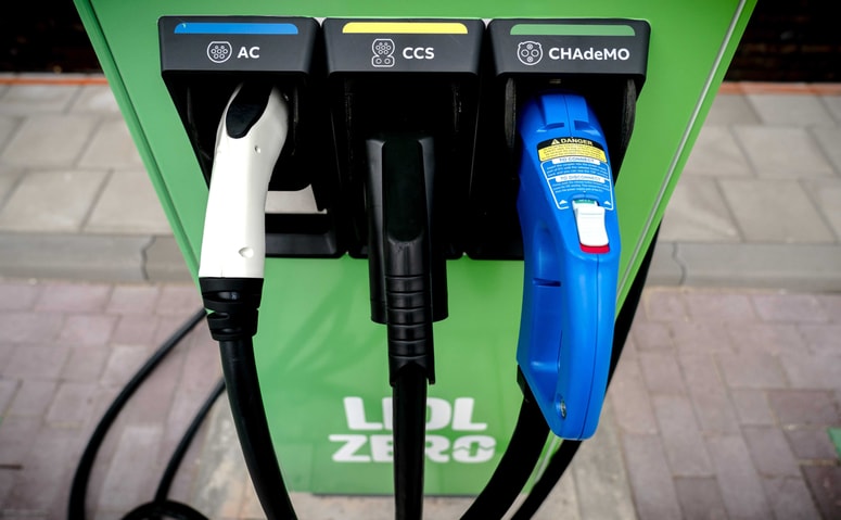 Glavna fotografija članka:Luki Koper 10,5 milijona evrov za namestitev električnih polnilnic